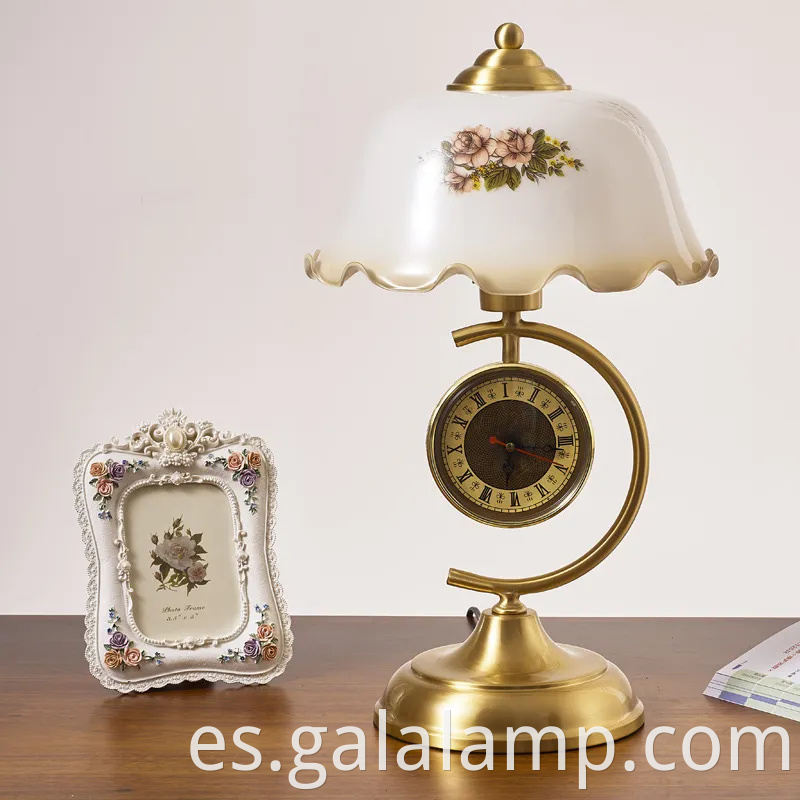 Retro elegante Europa Sala de estudio Display Lighting Shade Flower Metal Desk Lámpara de mesa de escritorio